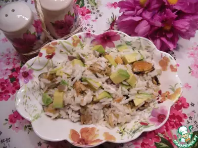 Салат с мидиями и рисом