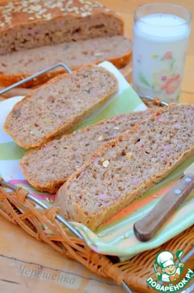 Отрубной хлеб с грудинкой, сыром и орехами