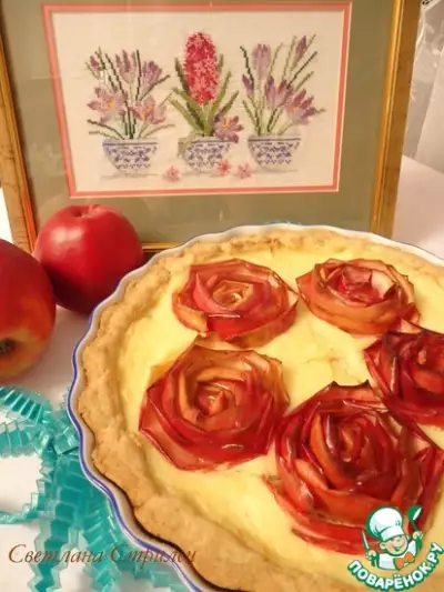 Песочный пирог с творогом и яблочными розами