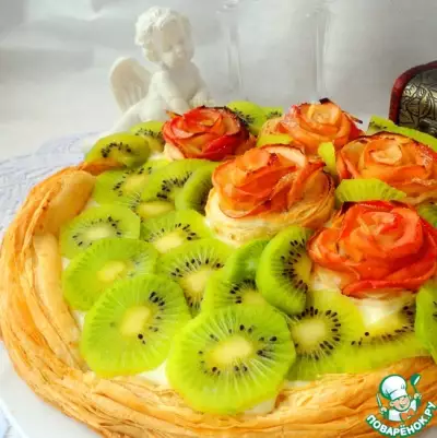 Пирог из слоеного теста с фруктами натюрморт