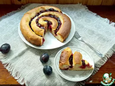 Пирог-улитка со сливами и творогом