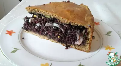 Пирог с черным рисом, яйцами и ветчиной