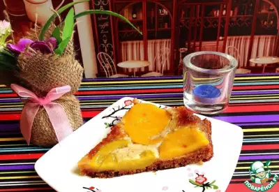 Десерт-пирог медовый с персиками