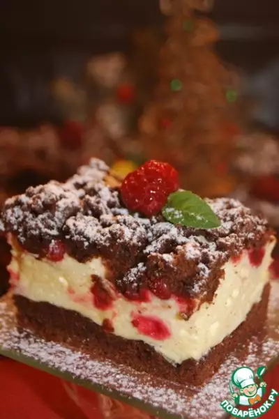 Шоколадный пирог с пудингом и ягодами