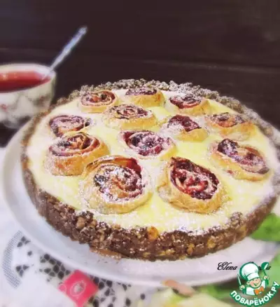 Творожный пирог с вишнево-слоеными рулетиками