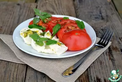 Салат из томатов и моцареллы с ванильно мятной заправкой