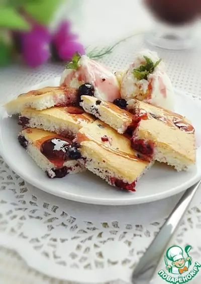Смородиновый бисквитный десерт с мороженым