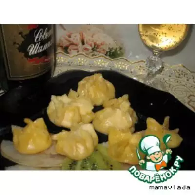 Сырные мешочки с ананасами в шампанском