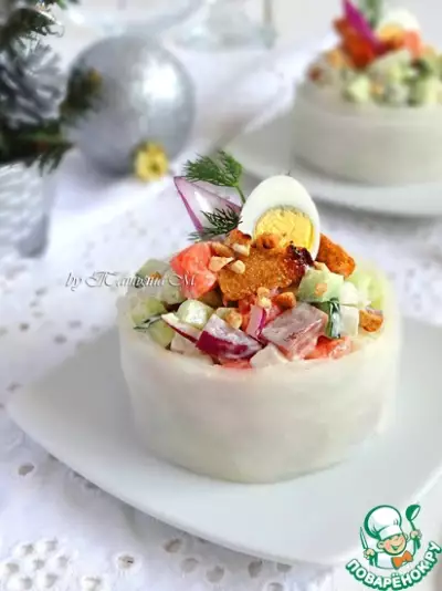 Овощной салат с копченой семгой