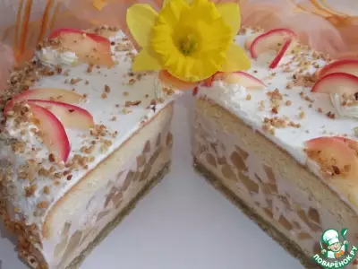 Яблочный торт на орехово-марципановой подушке