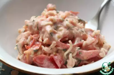 Салат из лапши быстрого приготовления и помидоров