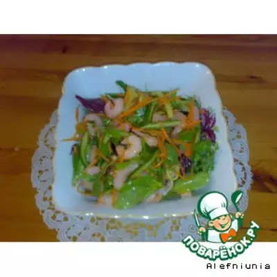 Салат с креветками, морковью и огурцом