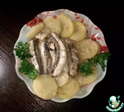 Тушёная мойва с картофелем