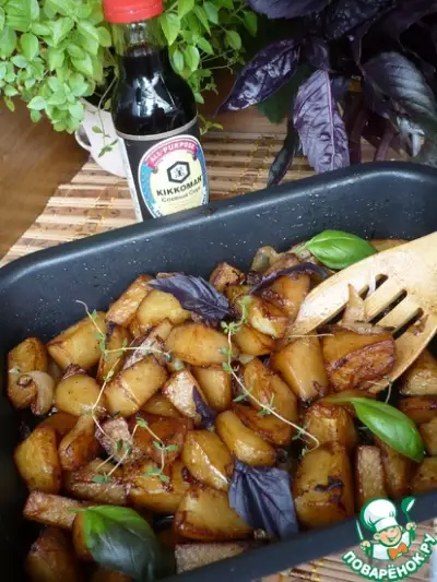 Картофельные дольки, запеченные с луком