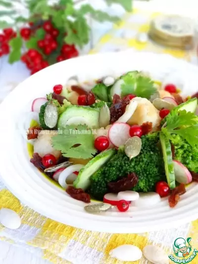 Овощной салат с изюмом и ягодами фото