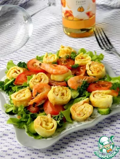 Овощной салат с креветочными блинчиками