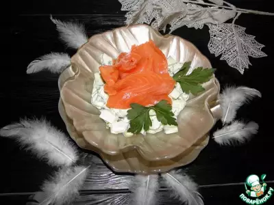Салат из огурцов с красной рыбой