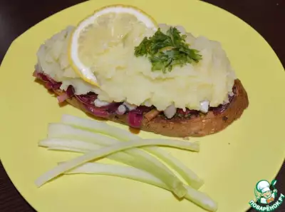 Праздничный тост-салат с сельдью