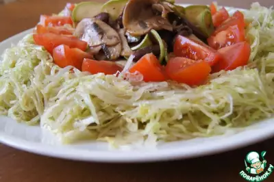 Смешанный салат под соусом "винегрет"
