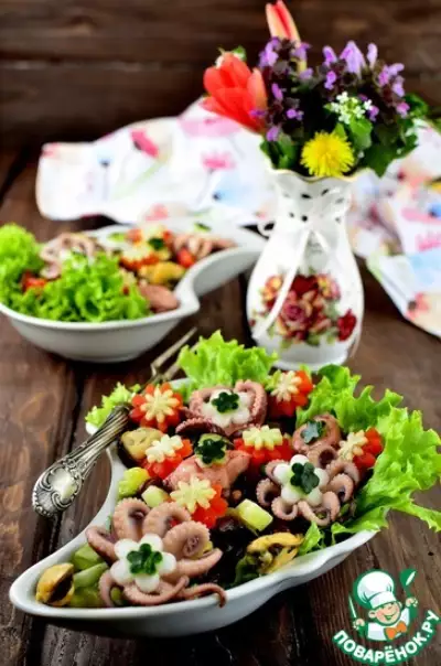 Салат с фасолью и морепродуктами "Первые цветы"