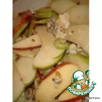 Салат с яблоком, сельдереем и рокфором фото