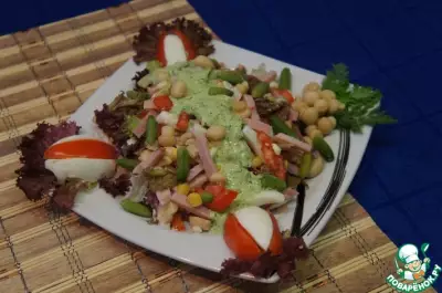 Салат с зеленой салатной заправкой