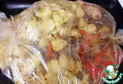 Картофель, запеченный с мясом в рукаве
