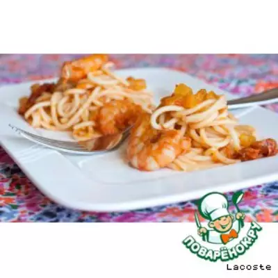 Спагетти с тыквой, креветками и вялеными помидорами