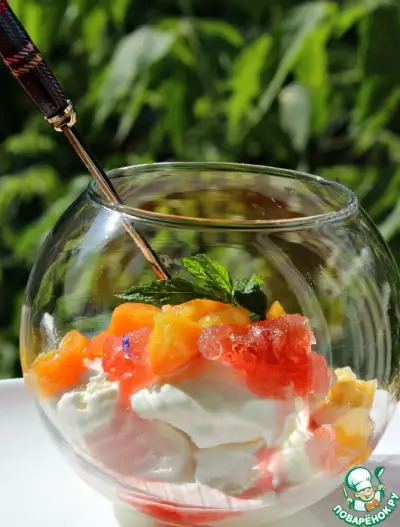 Летние десерты из необычно пошированных персиков