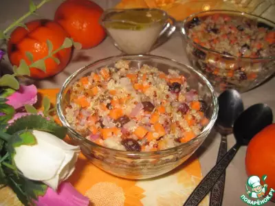 Салат из киноа, моркови и сухофруктов