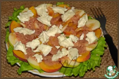 Закусочный салат с клюквенным соусом