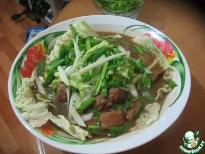 Китайский суп с мясом и рисовой лапшой