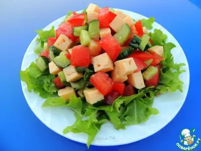 Овощной салат с сыром и соевым соусом