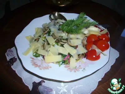Салат с жареными грибами и пармезаном