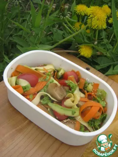 Овощной салат с маринованными грибами