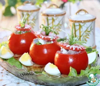 Чесночные сухарики с фаршированными помидорами