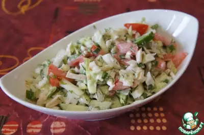Салат из свежих овощей с консервированным кальмаром
