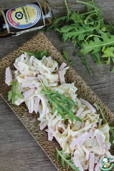 Салат с маринованным луком и блинчиками