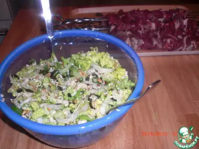 Салат с китайской капустой и лапшой рамэн