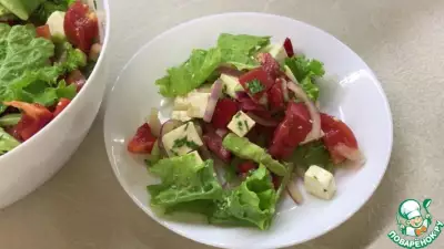 Овощной салат с авокадо и брынзой