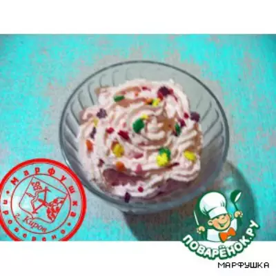 Десерт из мороженого Клубничное конфетти