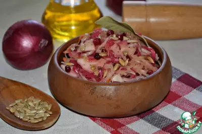 Два капустных салата с маринованным луком