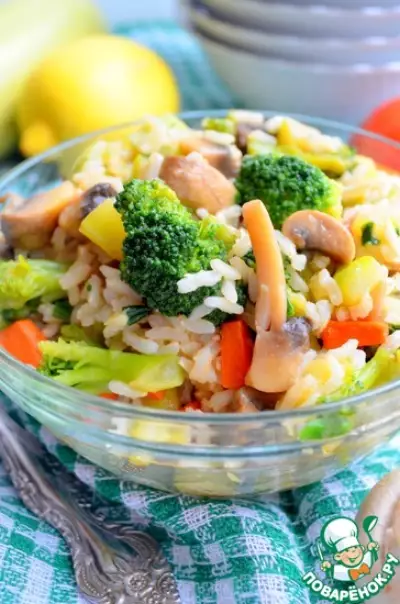 Теплый салат из бурого риса с овощами