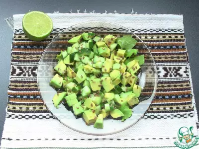 Салат с авокадо и соевым соусом
