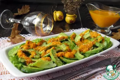 Салат из огурца с авокадо под соусом