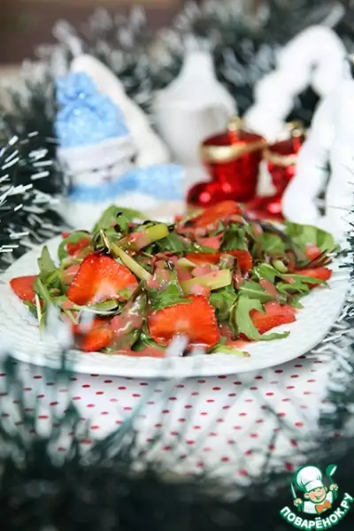 Салат из рукколы с клубникой и спаржей