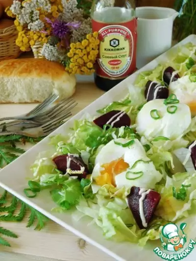 Салат со свеклой и яйцом пашот