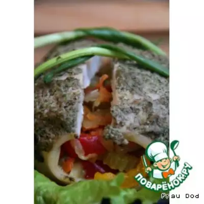 Кальмары, фаршированные овощами, с грибным соусом