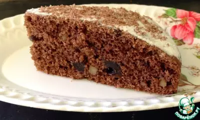 Постный шоколадный пирог с черносливом и орехами