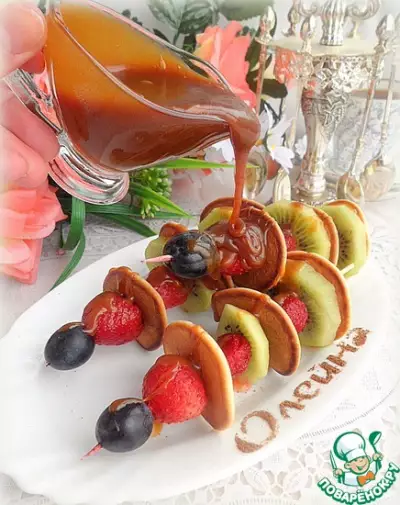 Мини-панкейки с ягодами под соленой карамелью